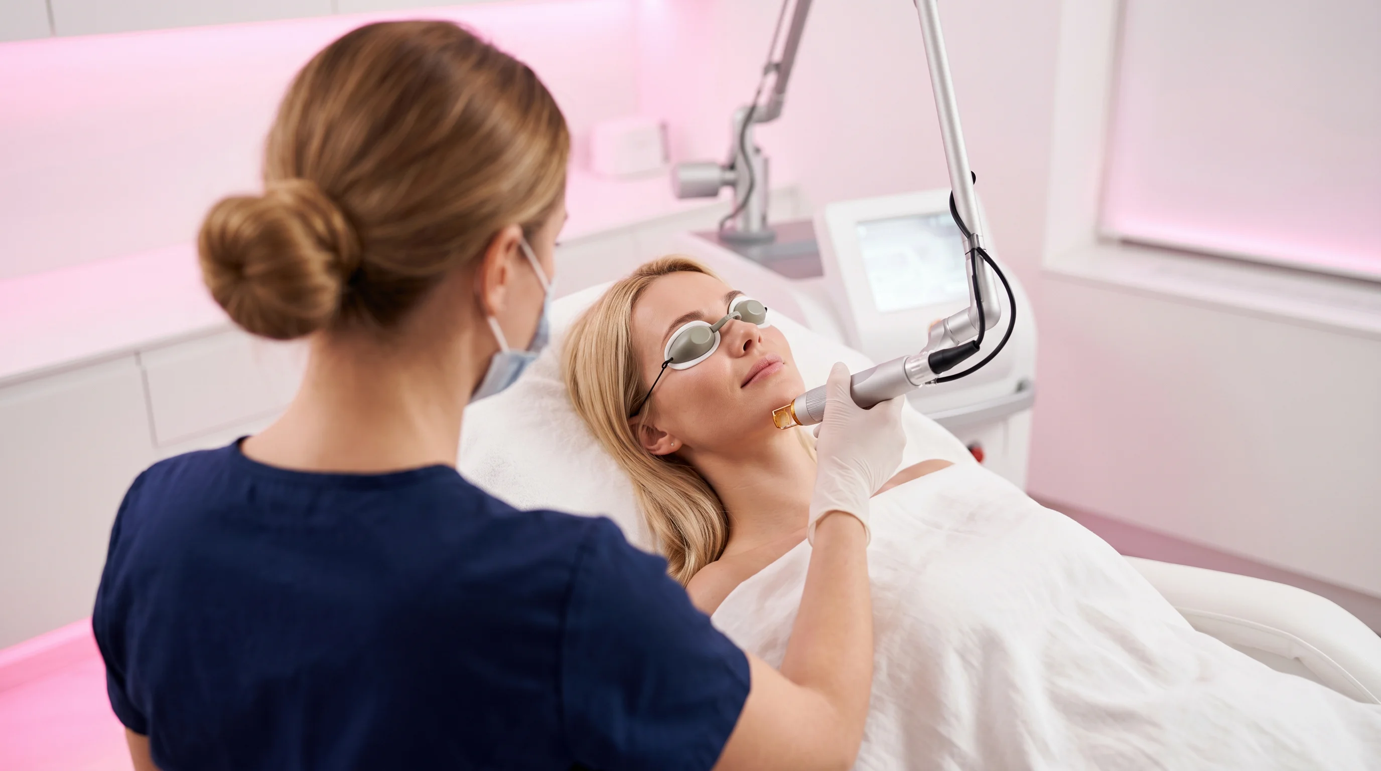 Modernes Lasersystem zur Tattooentfernung in der Praxis Dr. Döbel