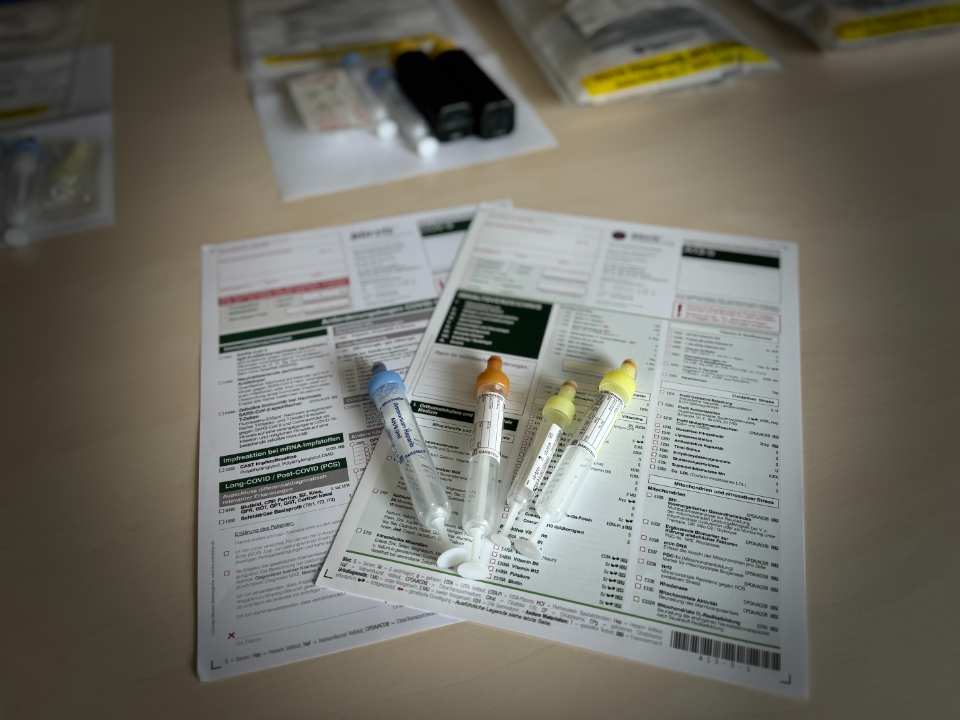 Spritzflaschen und Dokumente für Tests